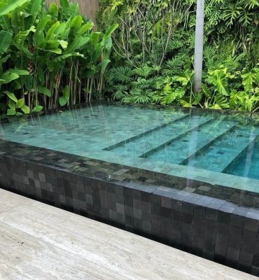 Revestimento de Piscina feita com a Pedra Hitam Original, da fábrica Hijau Brasil