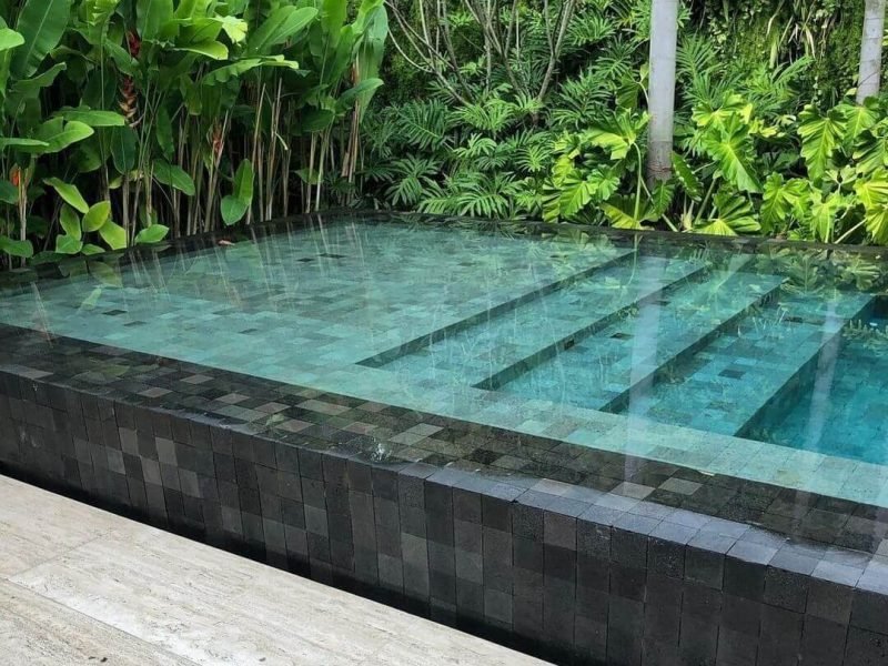 Revestimento de Piscina feita com a Pedra Hitam Original, da fábrica Hijau Brasil