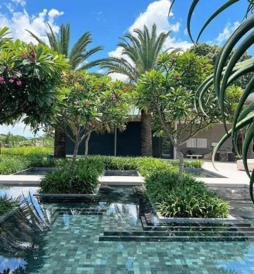 Revestimento de Piscina feita com a Pedra Hitam Original, da fábrica Hijau Brasil