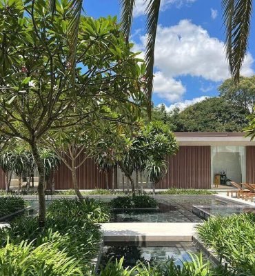 Revestimento de Piscina feita com a Pedra Hitam Original, da fábrica Hijau Brasil